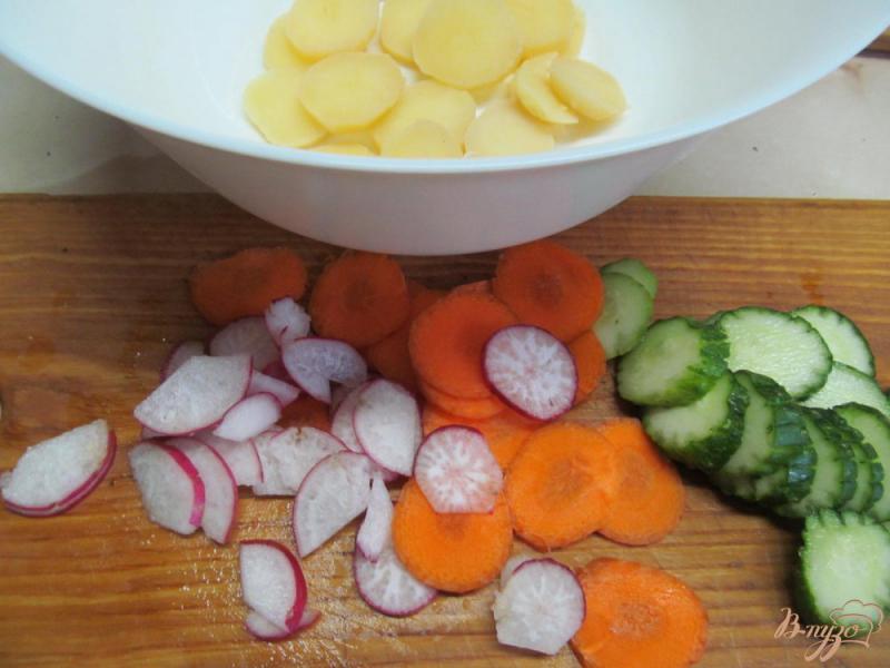 Фото приготовление рецепта: Салат из молодых овощей и яйиц шаг №2