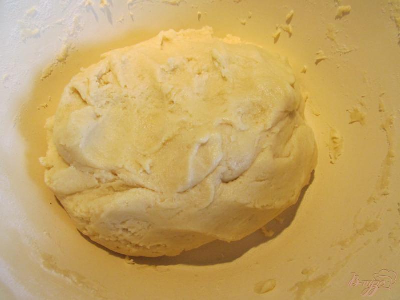Фото приготовление рецепта: Тертый пирог со сливами шаг №2