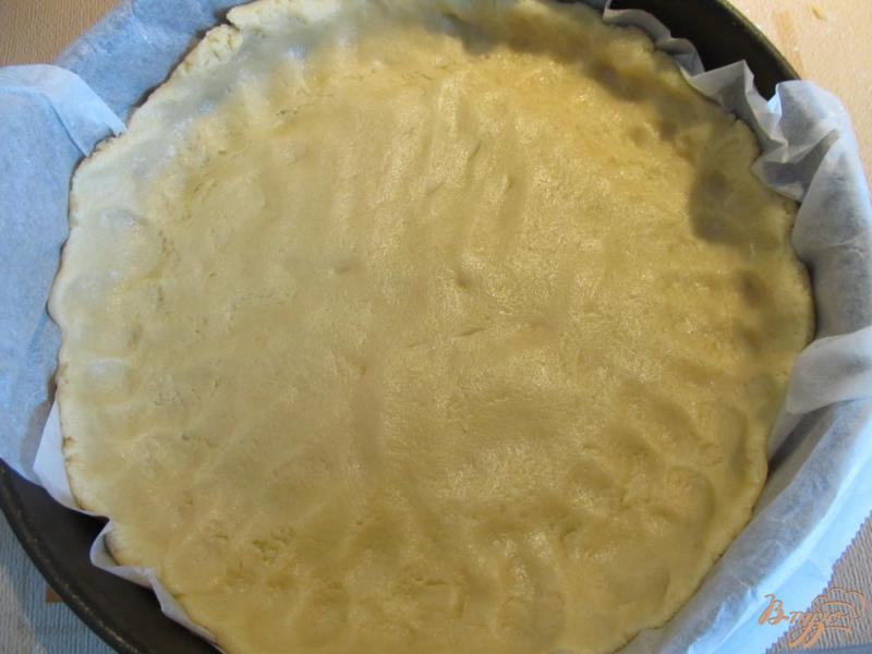 Фото приготовление рецепта: Тертый пирог со сливами шаг №3