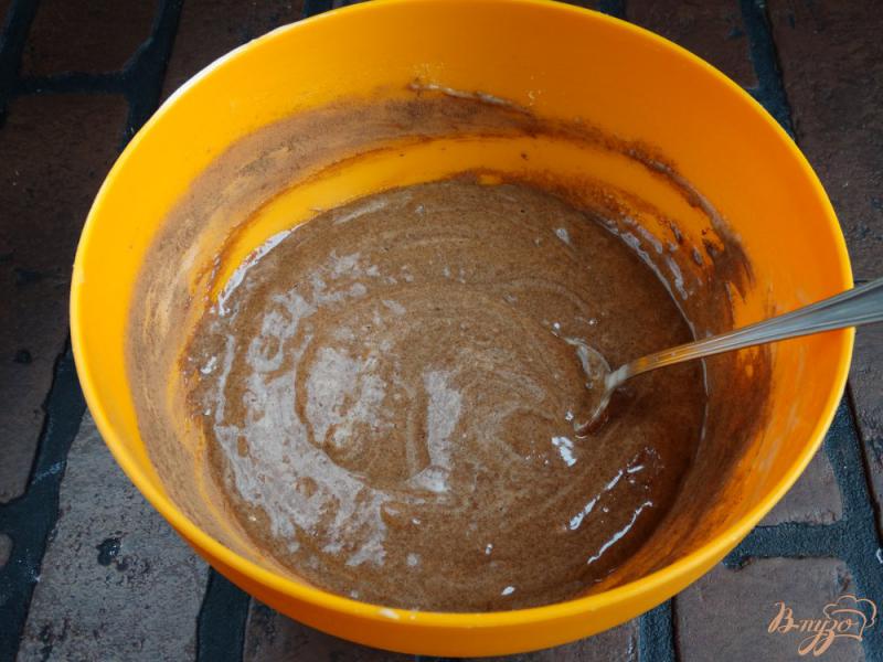 Фото приготовление рецепта: Бисквитный пирог с какао и черникой шаг №6