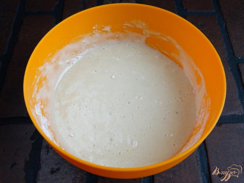 Фото приготовление рецепта: Бисквитный пирог с какао и черникой шаг №4