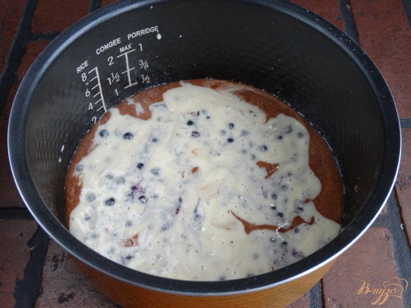 Фото приготовление рецепта: Бисквитный пирог с какао и черникой шаг №10