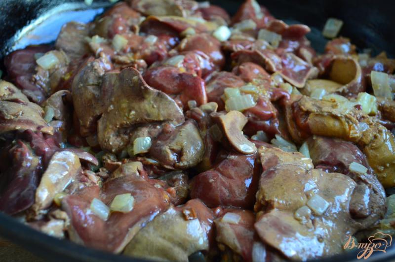 Фото приготовление рецепта: Куриная печень с инжиром шаг №3