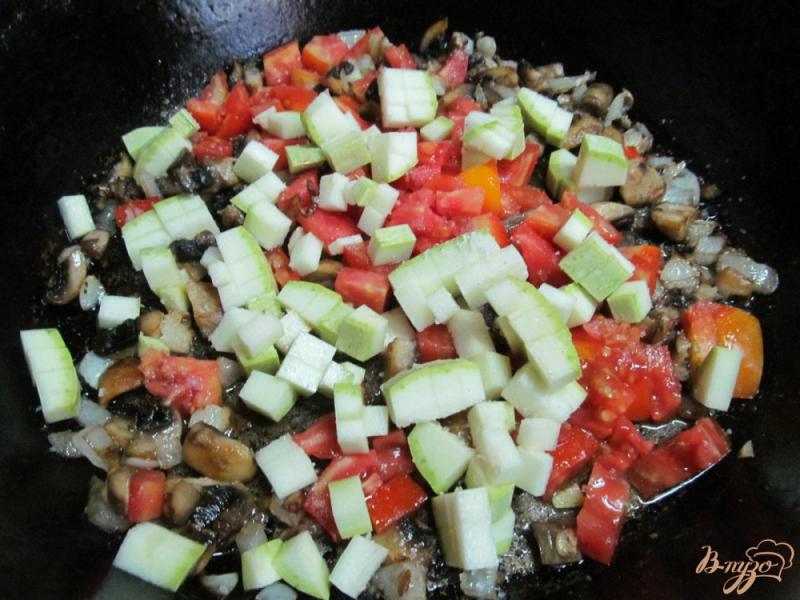 Фото приготовление рецепта: Картофель по-деревенски с грибами и овощами шаг №4