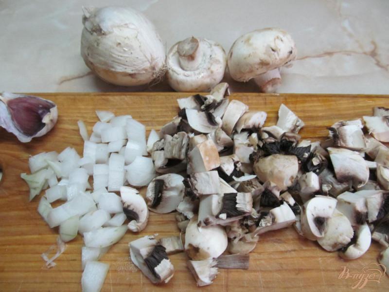 Фото приготовление рецепта: Картофель по-деревенски с грибами и овощами шаг №3