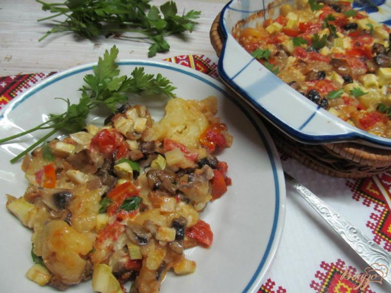 Фото приготовление рецепта: Картофель по-деревенски с грибами и овощами шаг №7