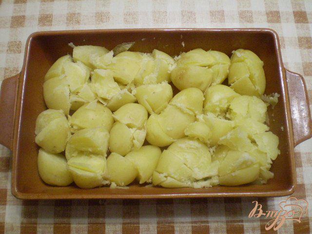 Фото приготовление рецепта: Картофельная запеканка с сыром и помидорами шаг №7