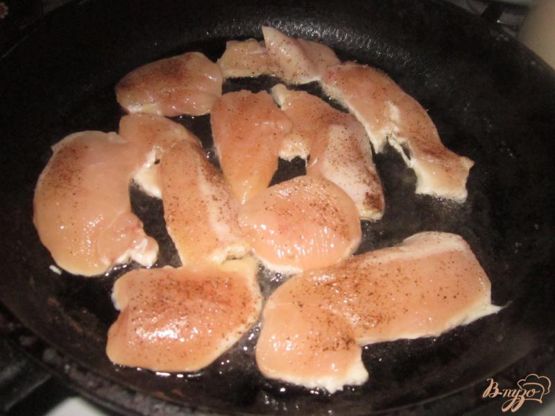 Фото приготовление рецепта: Куриное филе с абрикосами шаг №3