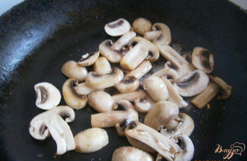 Фото приготовление рецепта: Картофель с грибами в сметане шаг №2