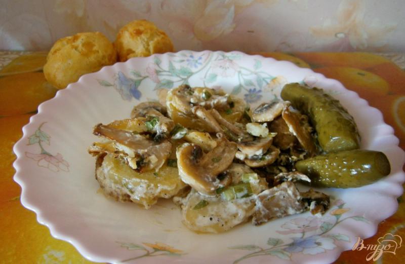 Фото приготовление рецепта: Картофель с грибами в сметане шаг №6