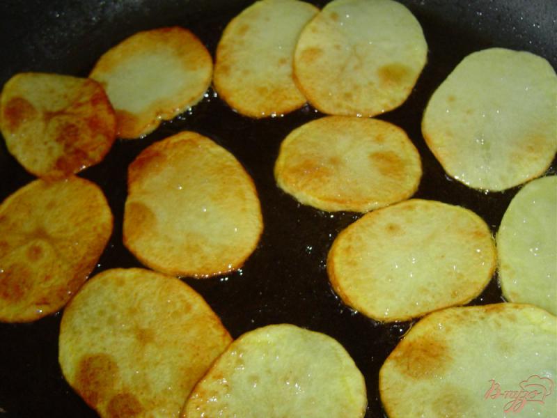 Фото приготовление рецепта: Яичница с картофелем «Цветок» шаг №2