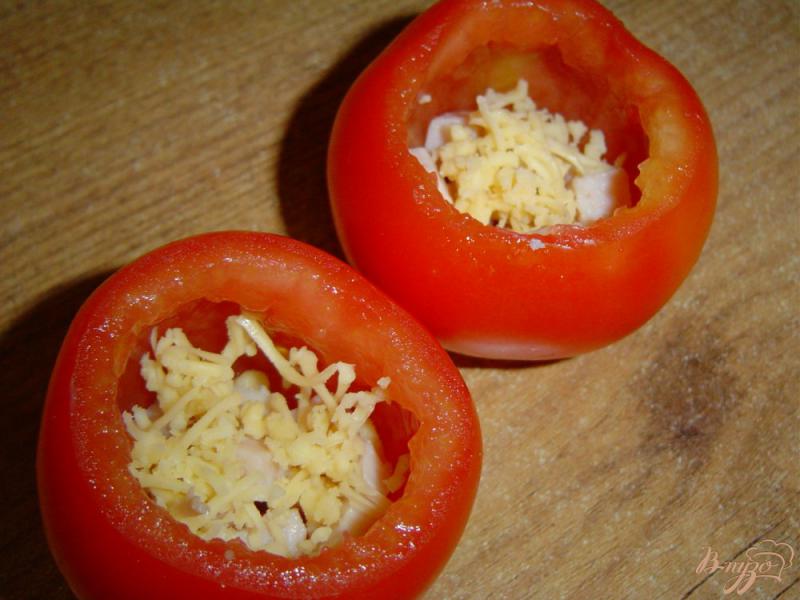 Фото приготовление рецепта: Яичный завтрак в помидорах шаг №4