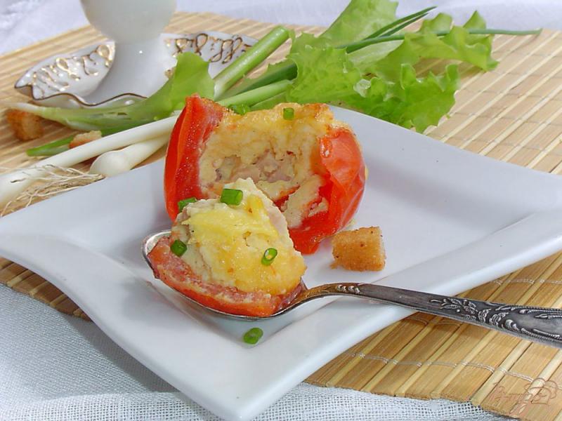 Фото приготовление рецепта: Яичный завтрак в помидорах шаг №8