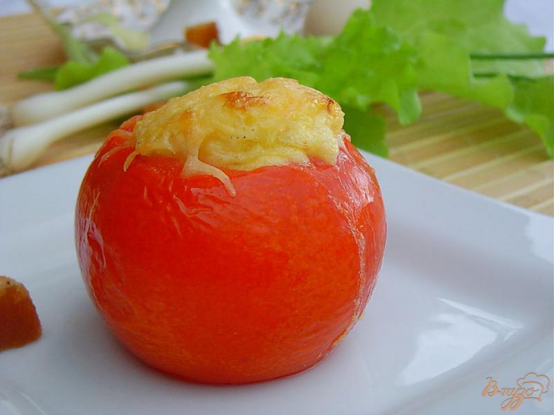 Фото приготовление рецепта: Яичный завтрак в помидорах шаг №7