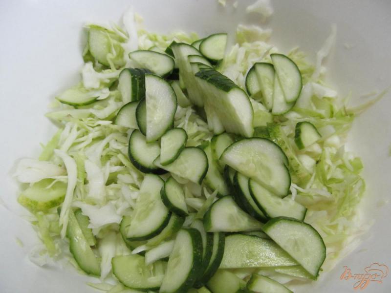 Фото приготовление рецепта: Сердечный салат из капусты шаг №3