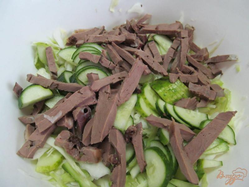 Фото приготовление рецепта: Сердечный салат из капусты шаг №4