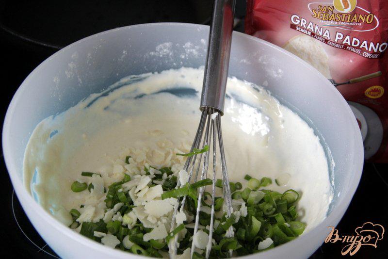 Фото приготовление рецепта: Оладьи с зеленым луком, охотничьими колбасками и пармезаном шаг №3