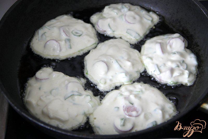 Фото приготовление рецепта: Оладьи с зеленым луком, охотничьими колбасками и пармезаном шаг №5