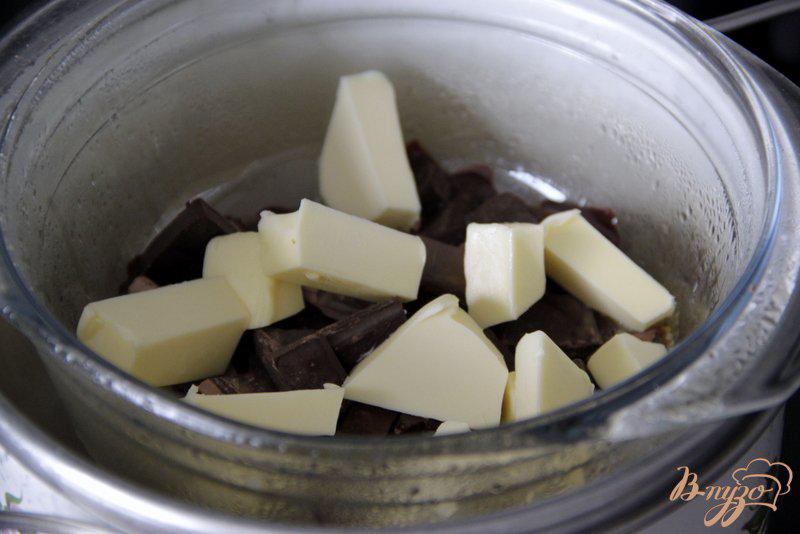 Фото приготовление рецепта: Шоколадные маффины с голубикой (черникой) шаг №1