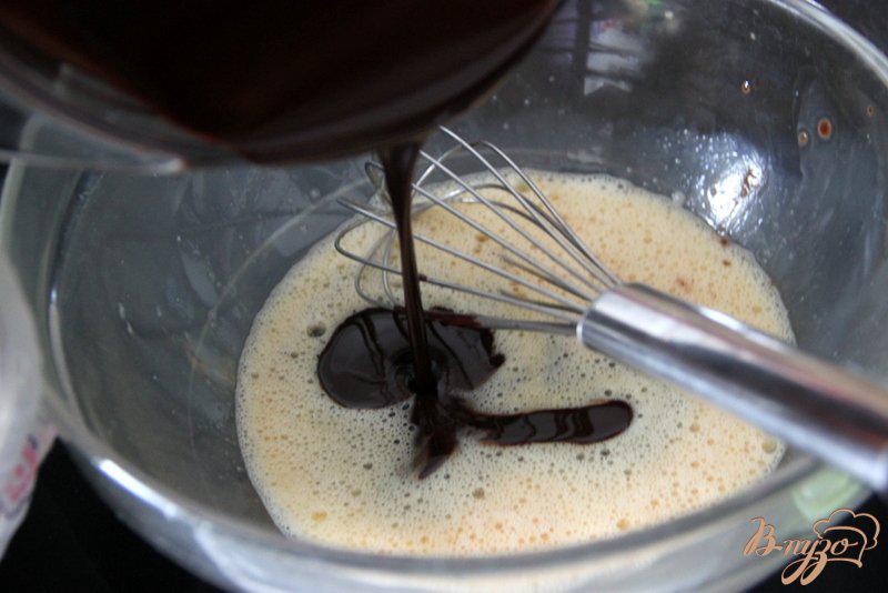 Фото приготовление рецепта: Шоколадные маффины с голубикой (черникой) шаг №3