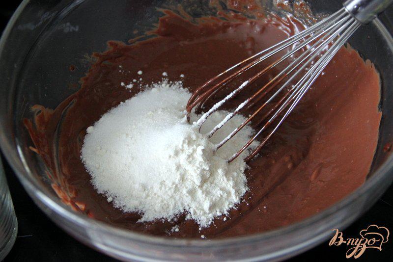 Фото приготовление рецепта: Шоколадные маффины с голубикой (черникой) шаг №4