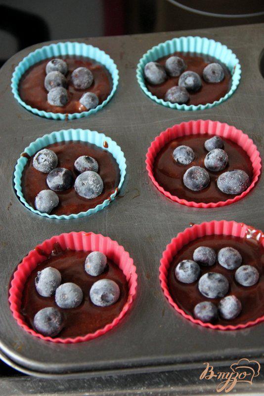 Фото приготовление рецепта: Шоколадные маффины с голубикой (черникой) шаг №5