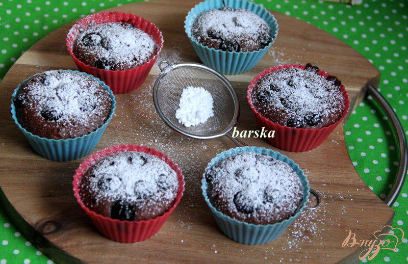 Фото приготовление рецепта: Шоколадные маффины с голубикой (черникой) шаг №6