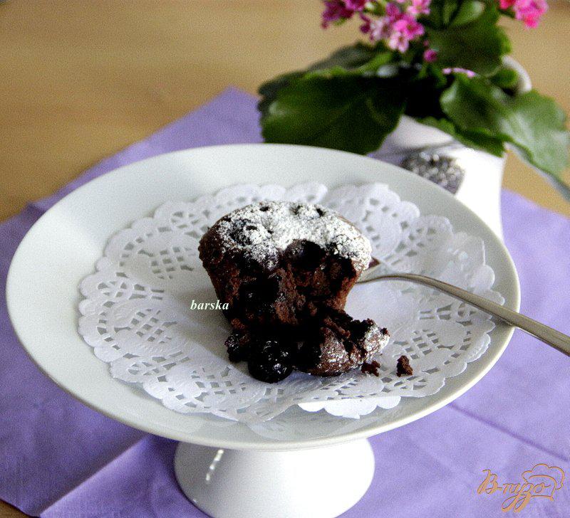 Фото приготовление рецепта: Шоколадные маффины с голубикой (черникой) шаг №8