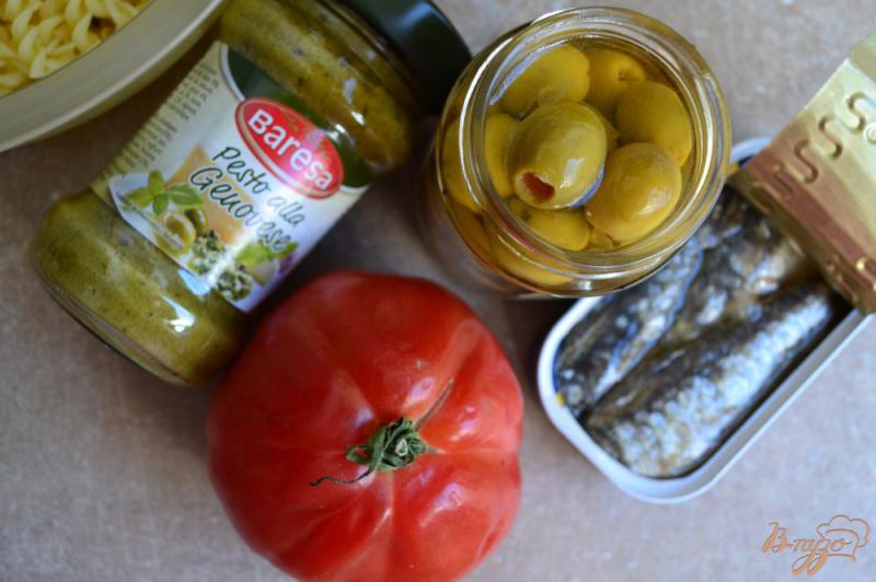 Фото приготовление рецепта: Макаронный салат с оливками и сардинами шаг №2