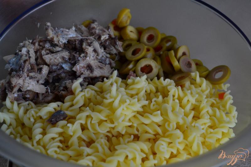 Фото приготовление рецепта: Макаронный салат с оливками и сардинами шаг №4