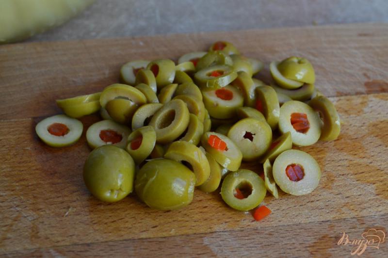 Фото приготовление рецепта: Макаронный салат с оливками и сардинами шаг №3