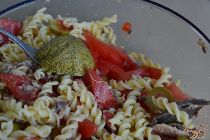 Фото приготовление рецепта: Макаронный салат с оливками и сардинами шаг №6
