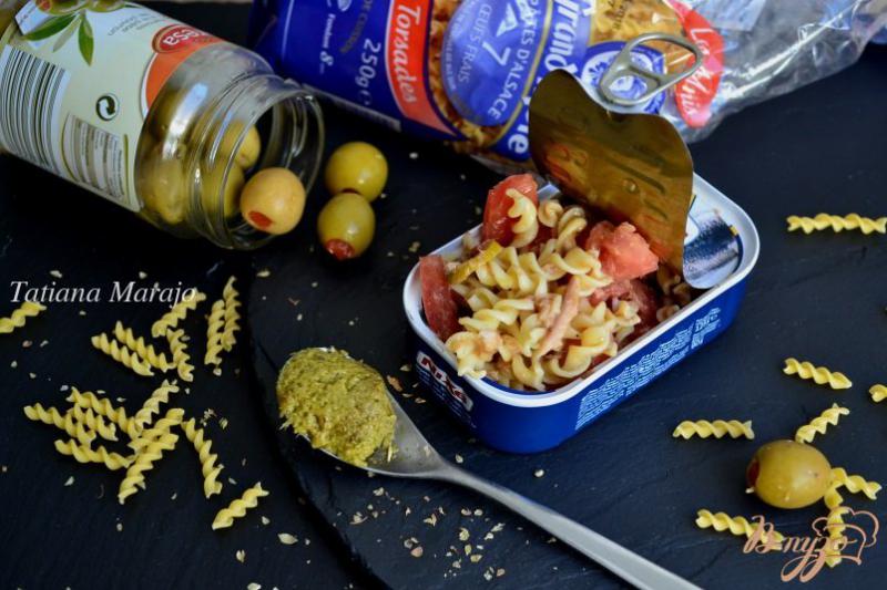 Фото приготовление рецепта: Макаронный салат с оливками и сардинами шаг №7