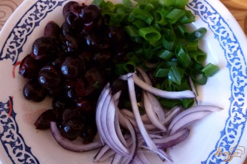 Фото приготовление рецепта: Салат из вишни с луком шаг №2