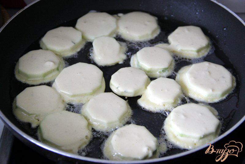 Фото приготовление рецепта: Цуккини в сметанном кляре под чесночной заливкой шаг №4