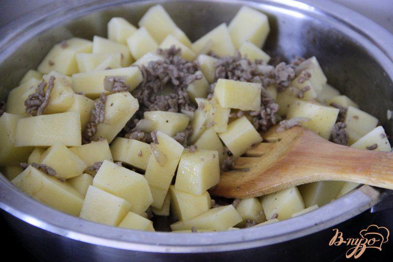 Фото приготовление рецепта: Картофель с фаршем шаг №3