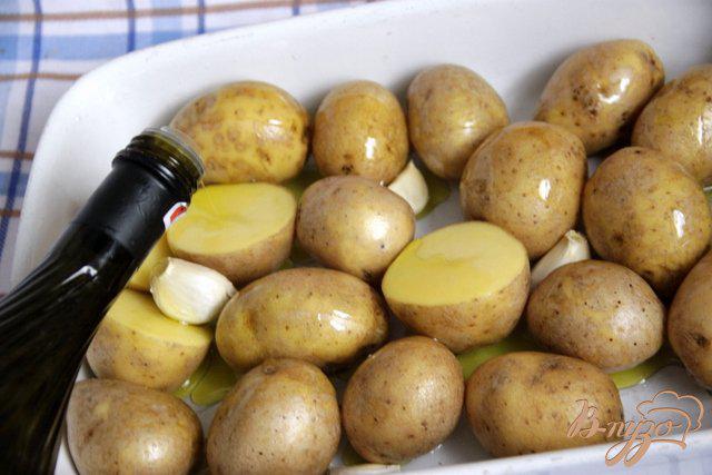 Фото приготовление рецепта: Картофель, запеченный с фетой, зеленым горошком и зеленой фасолью шаг №1