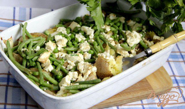 Фото приготовление рецепта: Картофель, запеченный с фетой, зеленым горошком и зеленой фасолью шаг №4