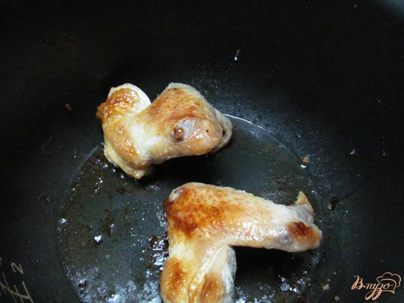 Фото приготовление рецепта: Куриные крылья в мультиварке с цуккини и сливой шаг №3