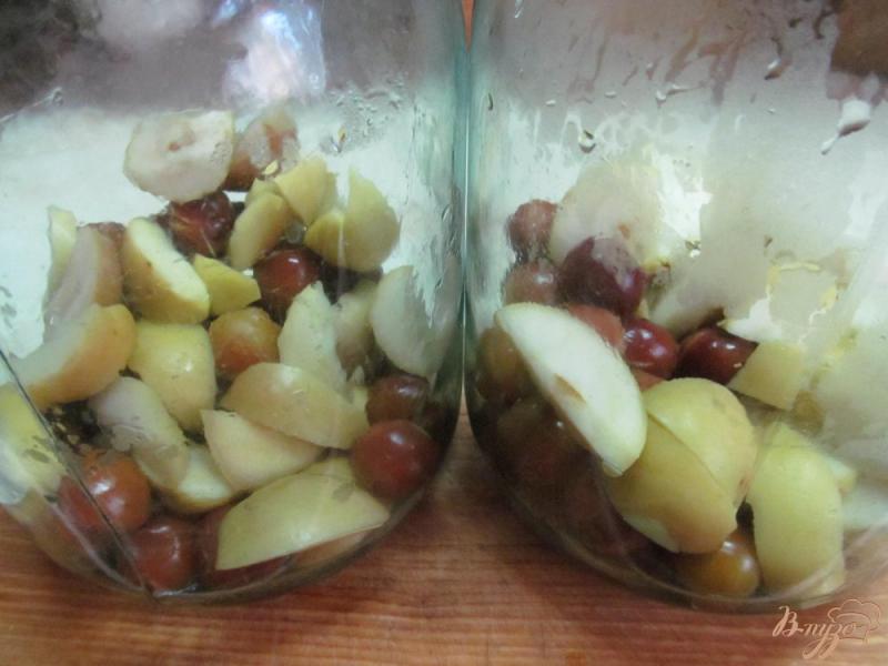 Фото приготовление рецепта: Компот из сливы с яблоками и специями шаг №4