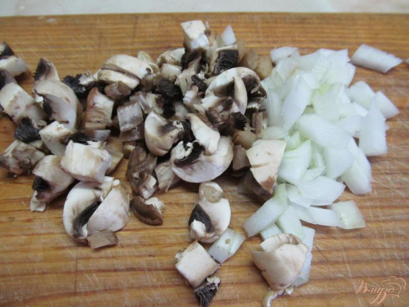 Фото приготовление рецепта: Голубцы из пекинской капусты с грибами шаг №1