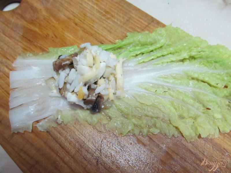 Фото приготовление рецепта: Голубцы из пекинской капусты с грибами шаг №5