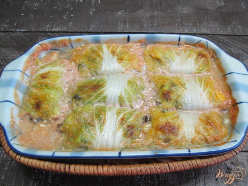 Фото приготовление рецепта: Голубцы из пекинской капусты с грибами шаг №9