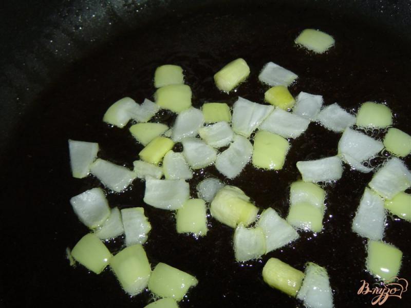 Фото приготовление рецепта: Чесночные стрелки, тушенные с овощами шаг №2