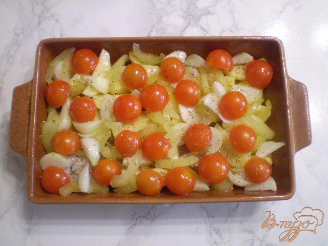 Фото приготовление рецепта: Курица с картофелем и помидорами черри шаг №4