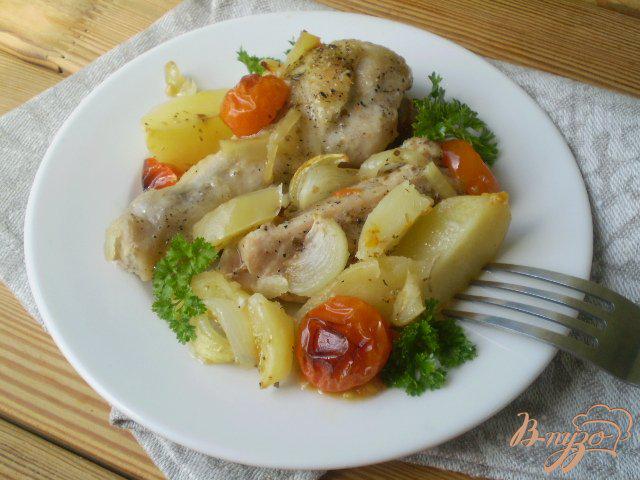 Фото приготовление рецепта: Курица с картофелем и помидорами черри шаг №6