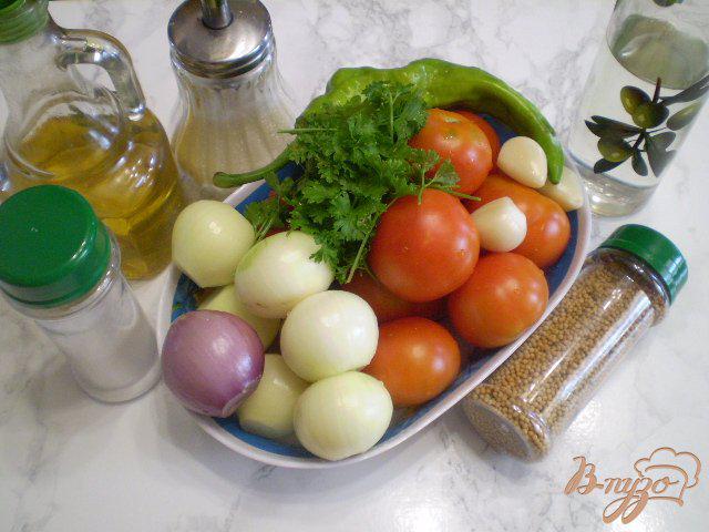 Фото приготовление рецепта: Салат из помидоров с луком и чесноком шаг №1