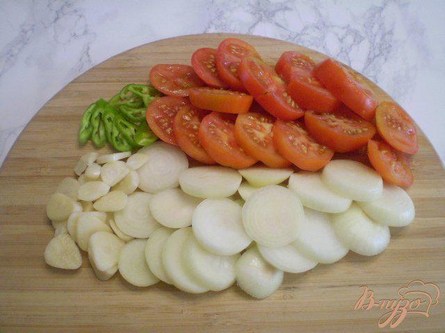 Фото приготовление рецепта: Салат из помидоров с луком и чесноком шаг №2