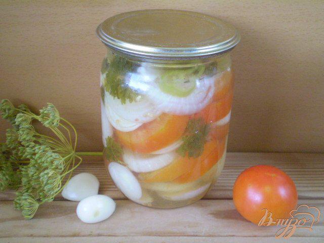 Фото приготовление рецепта: Салат из помидоров с луком и чесноком шаг №8