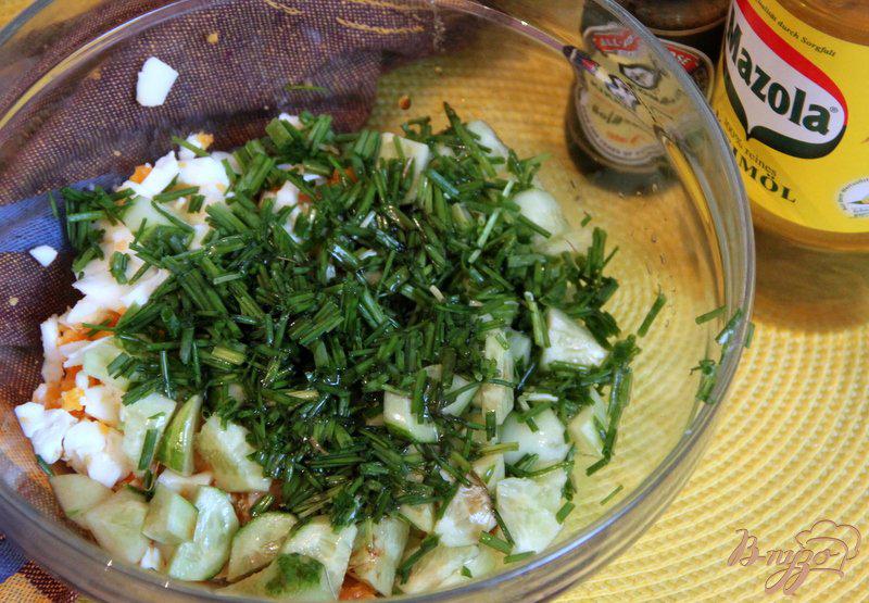 Фото приготовление рецепта: Салат из огурца и яйца... шаг №4